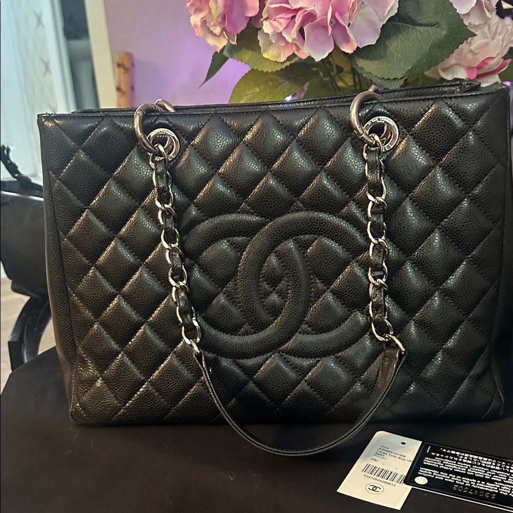 Authentic Chanel Grand Shopping Tote (GST)
Caviar Leather | Silver Hardware π€ - Picture 2 of 16